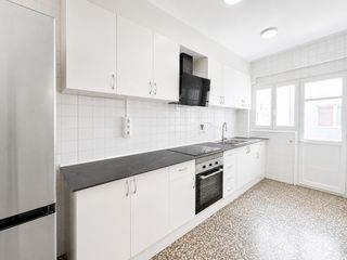 Rent Flat  Avinguda joan peset aleixandre. Luminoso piso exterior de 4 dormitorios en godella