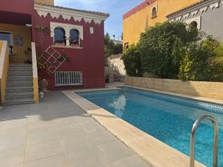 Chalet en Calle capitana la 8. Venta de chalet con vistas y piscina