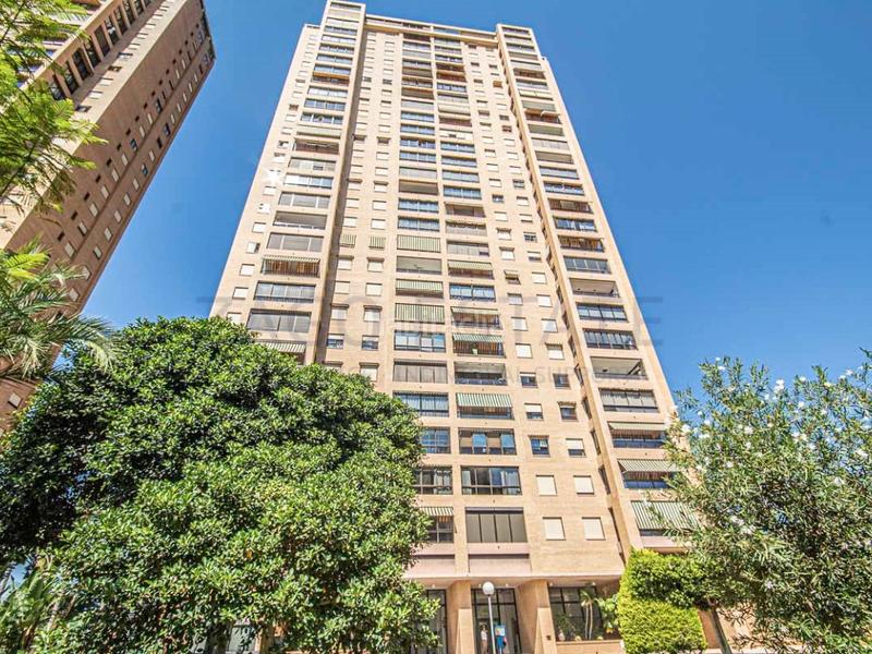 Foto dd4cc0b7-79f1-4299-b685-eaec045d5f5f. Flat with parking pool in Playa Poniente Benidorm