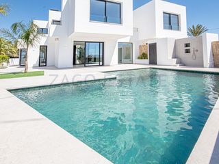 Casa a Escandinavia-Cautivador. Se vende villa pareada de lujo en alfaz del pi  vistas al mar y