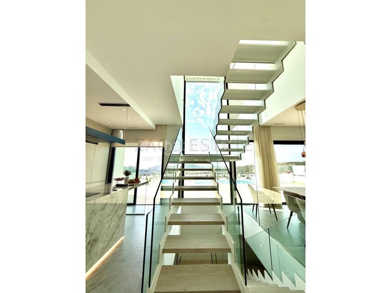 Foto a7b1e66a-fac9-4811-83bd-cc849258bcca. Casa amb aparcament a balcón de Finestrat-terra marina Finestrat