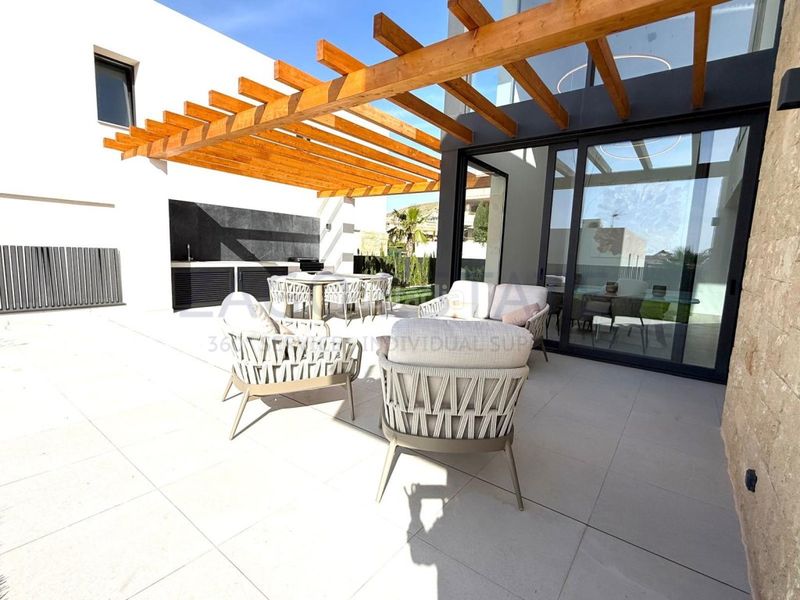 Foto c484efa1-01ad-42b5-96ff-621a60a6d0d2. Casa amb aparcament a Golf Bahía Finestrat