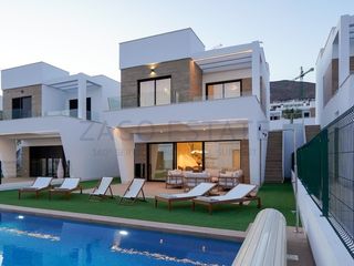 Casa a Calle equador 4. Descubre esta exclusiva villa en la costa blanca con casa para i