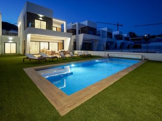 Casa  Calle equador. Descubre esta exclusiva villa en la costa blanca con casa para i