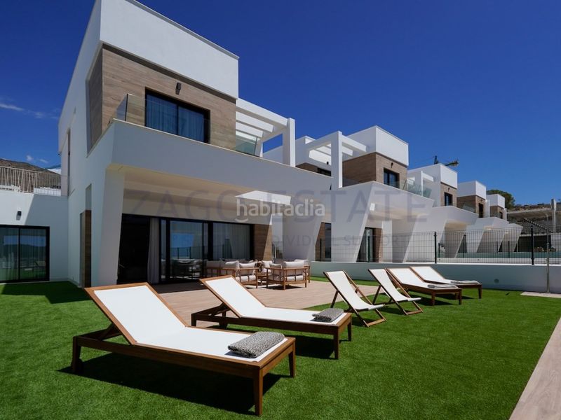 Foto cea77da3-5c4d-49e4-bd09-a44da5a94d9f. Casa amb aparcament a balcón de Finestrat-terra marina Finestrat