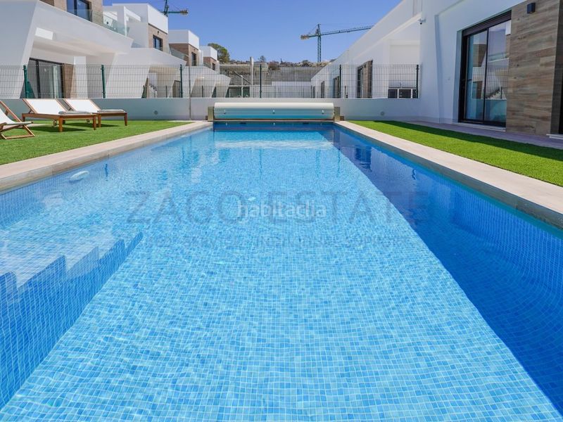 Foto f028d43c-a7e3-4f95-a63e-9362b39b4b30. Casa amb aparcament a balcón de Finestrat-terra marina Finestrat