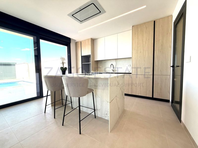 Foto f6344559-adec-4b16-bfa2-ee48094e34a4. Casa amb aparcament a balcón de Finestrat-terra marina Finestrat