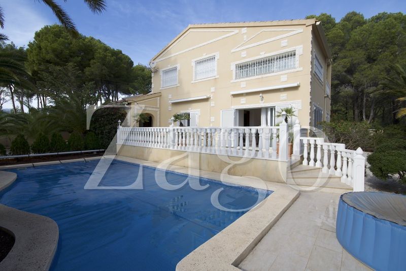 Foto 9a2deaf7-d68c-4752-bc2a-a1ea6d29bbf9. Casa amb piscina a Altea ciudad Altea