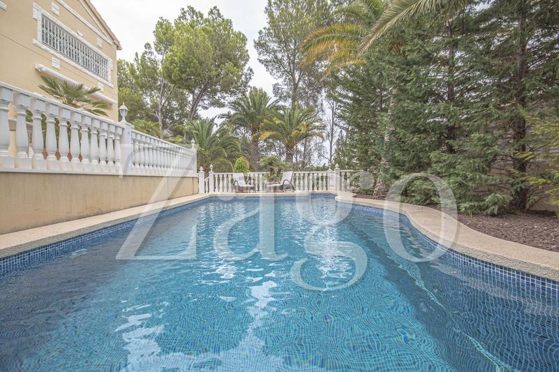 Foto fa75a6c6-9237-43aa-9ff8-387cb9350bbc. Casa amb piscina a Altea ciudad Altea