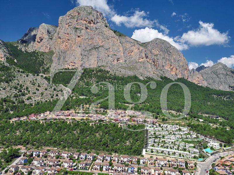 Foto f3a79ece-e2ae-4b12-aa7b-f7a40453a98e. Casa amb aparcament piscina a Casco urbano Polop