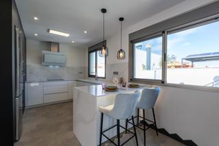 Casa aparellada a Bigastro. Oportunidad única en bigastro! villa pareada con piscina privada