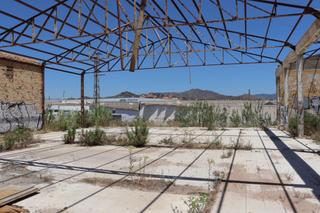 Capannone industriale in Distrito Zeta - Recinto Ferial Cortijo de Torres. Nave ind. en venta en polígono el viso.