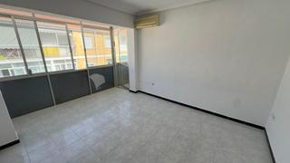 Apartament a Calle concordia. Apartamento en torrevieja para reformar a 300 metros de playa. 3