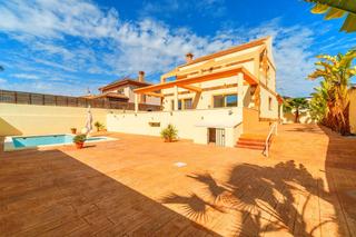 Chalet à Calle meridiano. Villa  en torrevieja  zona aguas nuevas