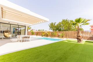 Xalet a Calle torrevieja-montezenia 10. Villa de 3 dormitorios 3 baños en orihuela costa  lomas de cabo