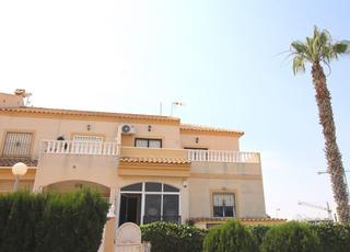 Casa a Calle calle de peri los altos. Bungalow de 2 dormitorios 1 baño en  los balcones  orihuela cost