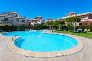 Maison à Calle 32. Bungalow de 2 dormitorios 1 baño en punta prima  orihuela costa