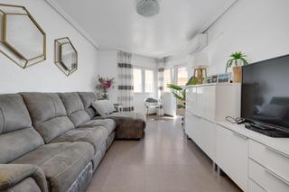 Apartamento en Calle torrevejenses ausentes 45. Apartamento de 3 dormitorios y 2 baños a solo 200 metros de play
