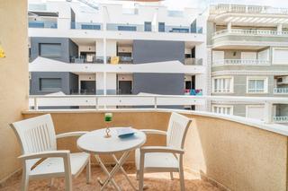 Apartamento en Calle de ramon gallud. Apartamento de 3 dormitorios 2 baños en torrevieja  alicante
