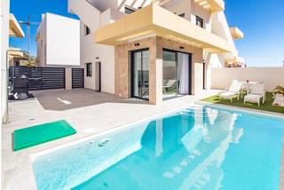 Chalet  Calle calle taray. Villa de 3 dormitorios y 2 baños en los montesinos alicante