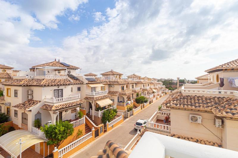 Foto 03217d32-838a-413e-a474-72b3d20d8079. Casa en calle atalaya adosado de 2 dormitorios 2 baños en lomas de cabo roig te espera! costa en Orihuela