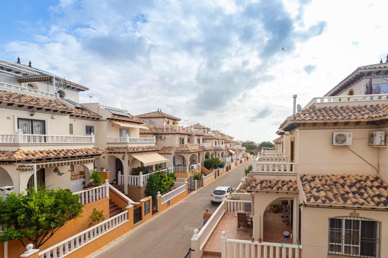Foto 85e463ee-c2b9-486d-936f-892563875680. Casa en calle atalaya adosado de 2 dormitorios 2 baños en lomas de cabo roig te espera! costa en Orihuela
