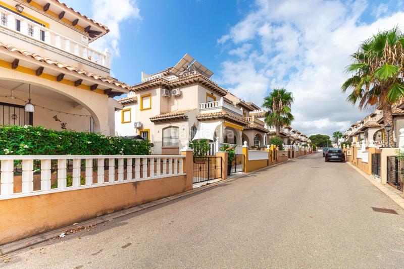 Foto 87236904-0938-452c-ae56-bdce243c309e. Casa en calle atalaya adosado de 2 dormitorios 2 baños en lomas de cabo roig te espera! costa en Orihuela