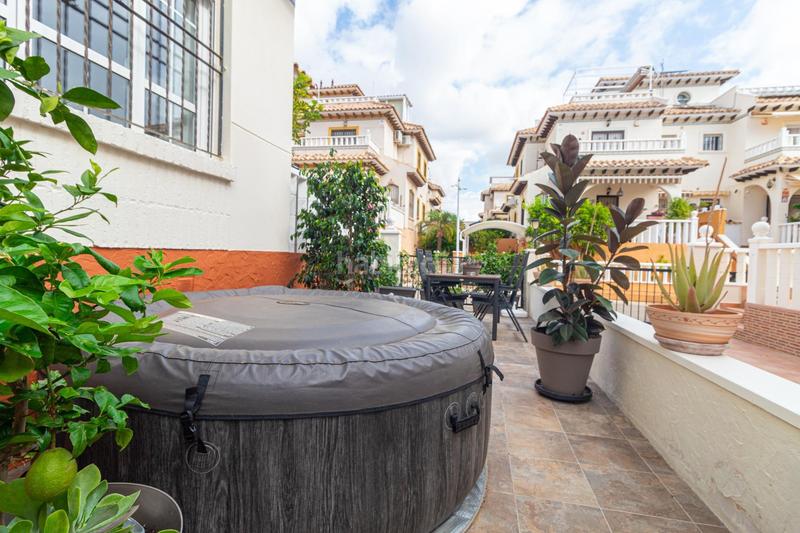 Foto de61f706-7cfa-4148-93fb-ea6fb28a8f3a. Casa en calle atalaya adosado de 2 dormitorios 2 baños en lomas de cabo roig te espera! costa en Orihuela