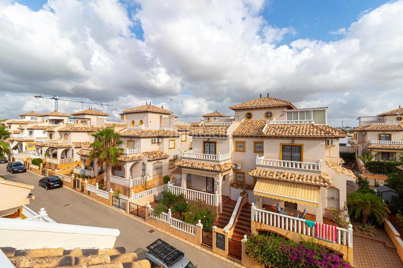 Foto e8d0d94b-d39c-4caf-8a7f-dd4c8c0a68d9. Casa en calle atalaya adosado de 2 dormitorios 2 baños en lomas de cabo roig te espera! costa en Orihuela