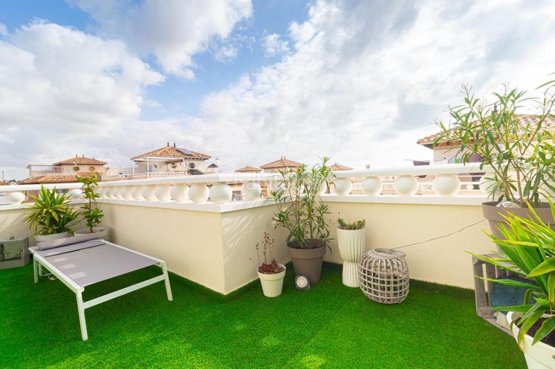 Foto eb355d4b-35dc-46ca-bb86-afd183b6adbe. Casa en calle atalaya adosado de 2 dormitorios 2 baños en lomas de cabo roig te espera! costa en Orihuela