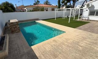 Xalet a Avenida delfina viudes. Chalet adosado en la torreta con piscina privada y amplia parcel