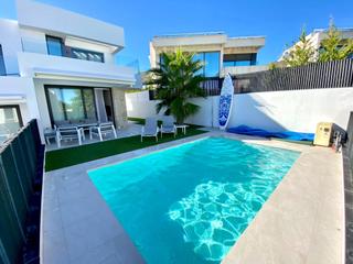 Maison jumelée à Golf Bahía. Exclusiva villa pareada con piscina privada y vistas al mar en s
