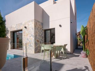 Chalet à Los Almendros. Villa de 3 dormitorios 2 baños en villa martin orihuela costa