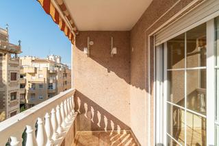 Appartement à Calle san luis. Amplio apartamento de 3 dormitorios 2 baños en el centro de torr