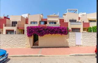 Maison jumelée à Calle maría san gil noain. Adosado de 3 dormitorios y 2 baños en torrevieja aguas nuevas