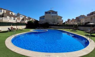 Maison à Zona Carrefour - Urbanizaciones. Duplex en residencial coral ii, torrevieja junto a la piscina