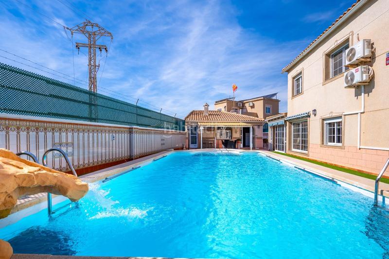 Foto b82590c5-ab7b-46ca-ab87-0f7e61709b4c. Chalet con riscaldamento parcheggio piscina in Zona Carrefour - Urbanizaciones Torrevieja