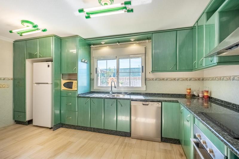 Foto c86b27cc-1e5c-496f-9f80-6f5bdebed390. Chalet con riscaldamento parcheggio piscina in Zona Carrefour - Urbanizaciones Torrevieja