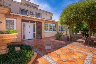 Chalet  Avenida avenida de velázquez. Chalet en chaparral en torrevieja de 6 dormitorios y 3 baños