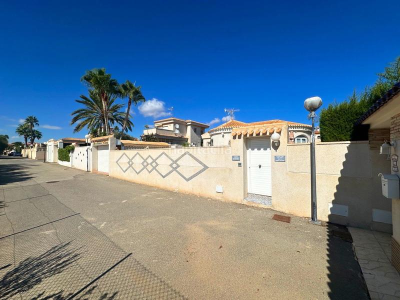 Foto 3bfce402-e4a9-451b-905e-74fc90b91100. Chalet in calle diego vázquez in Playa Flamenca Orihuela