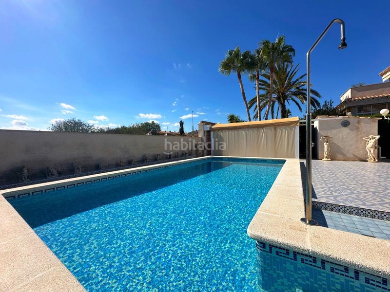 Foto 9334d4da-ce26-46dc-94b8-9cdd757f4bd8. Chalet in calle diego vázquez in Playa Flamenca Orihuela