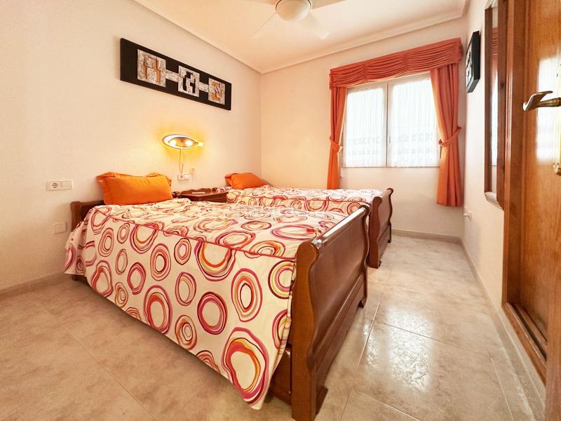 Foto c840d619-b36d-43a4-a693-16d617881d12. Chalet in calle diego vázquez in Playa Flamenca Orihuela