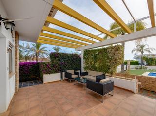 Maison à Calle suecia 66. Se vende casa en mil palmeras orihuela costa con gran terraza