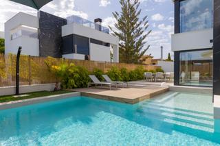 Xalet a Calle calle de lope de vega. Villa de 3 dormitorios y 3 baños en torrevieja zona torreta flor