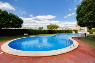 Maison à Calle de víctor garcía villalgordo. Bungalow planta baja con 2 dormitorios y 1 baño en torrevieja lo