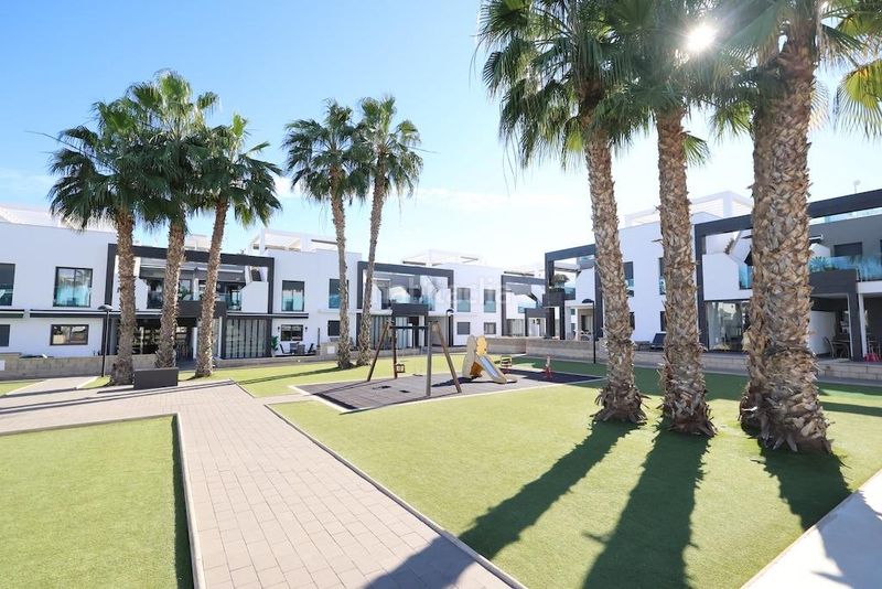 Foto f132ef51-aa3f-4fb1-8306-f7f398d513f8. Apartament amb aparcament piscina a La Zenia Orihuela