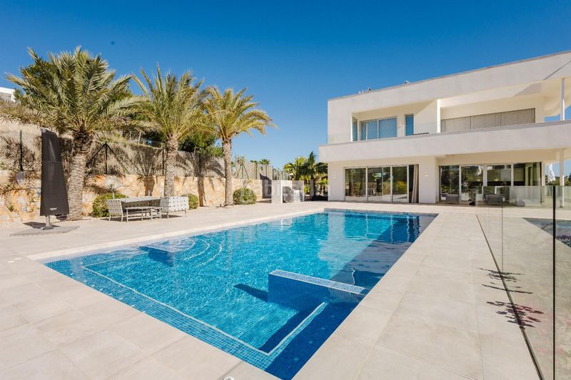 Foto 0ab59f78-89a8-4ffe-b9f1-444264d06753. Chalet villa de 5 dormitorios y 6 baños con piscina privada en las colinas golf costa en Orihuela