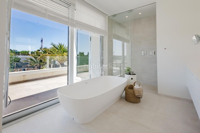 Foto 3f6b9cc5-b44b-487e-a1b3-5102a858d6e6. Chalet villa de 5 dormitorios y 6 baños con piscina privada en las colinas golf costa en Orihuela