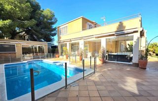 Chalet  Calle calle miguel de unamuno-campoamor. Villa de 5 dormitorios y 3 baños en campoamor  orihuela costa