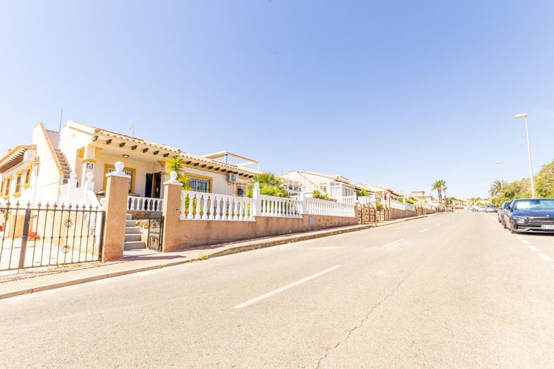 Foto 34f92ed7-c946-4e53-a195-efc4ba080775. Alquiler casa adosada se alquila adosado de 2 dormitorios 1 baño en villa martin las filipinas costa en Orihuela